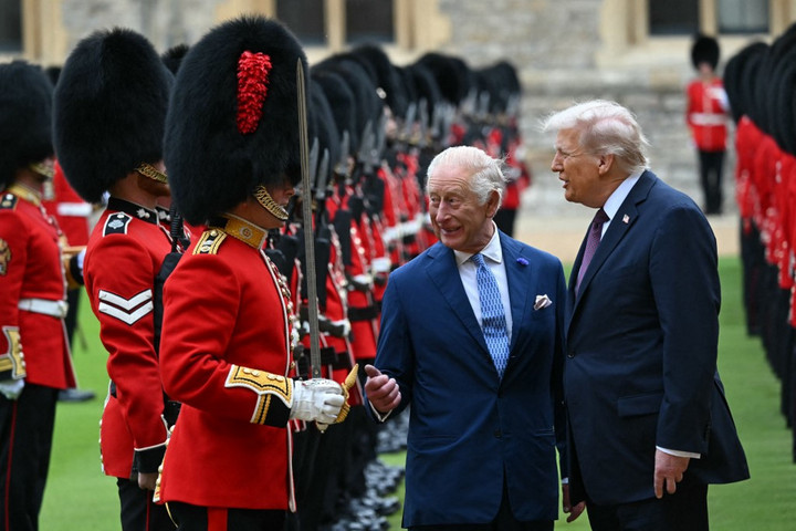 Katonai díszpompával fogadta a brit uralkodó az amerikai elnököt