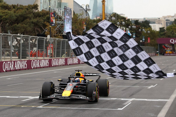 Verstappen magabiztosan győzött, mögötte Russell és Sainz Jr. futott be