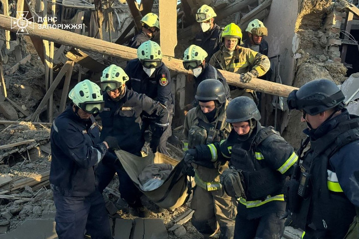Fotó: Handout / UKRAINIAN EMERGENCY SERVICE / AFP Az orosz hadsereg 141 harci és álcadrónnal támadt ukrajnai célpontokat