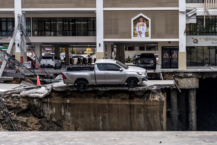 Bangkokban egy út beszakadása miatt evakuálásokat is el kellett rendelni