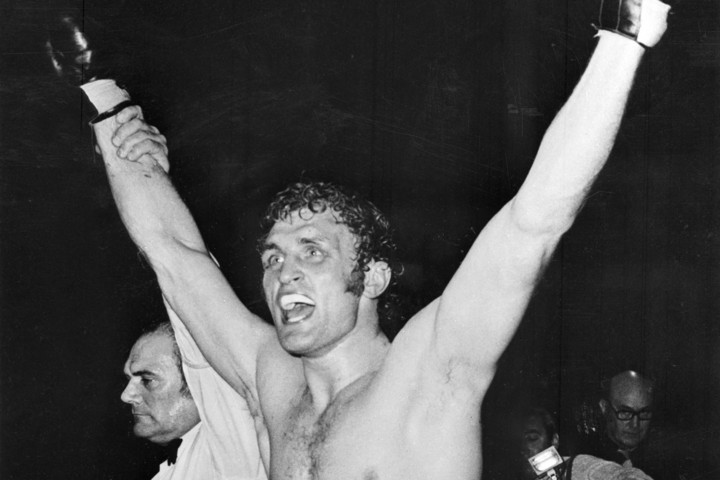 Emléktáblát avattak Joe Bugner világbajnok profi ökölvívó szegedi szülőházán