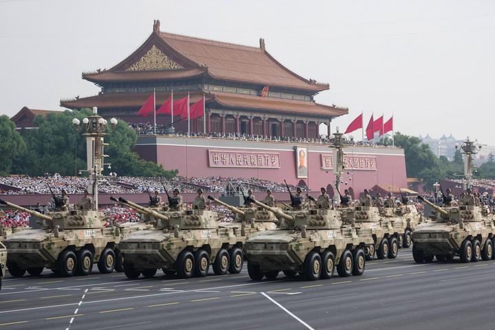Fotó: Xinhua via AFP/Wang Jianhua Kína tankkal vadászna drónra