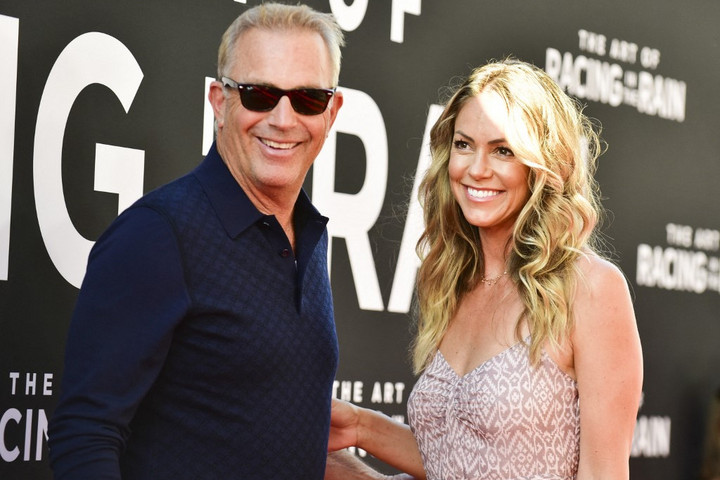 Kevin Costner új szerelme kiköpött mása a réginek + VIDEÓ