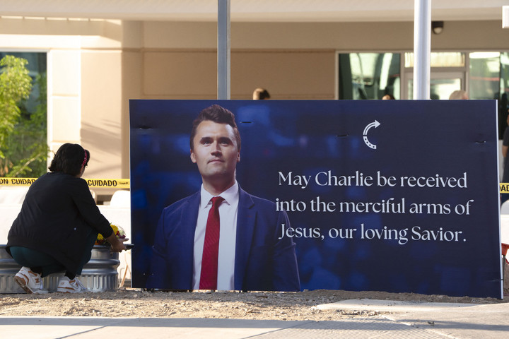 Az FBI fotót közölt Charlie Kirk lehetséges gyilkosáról