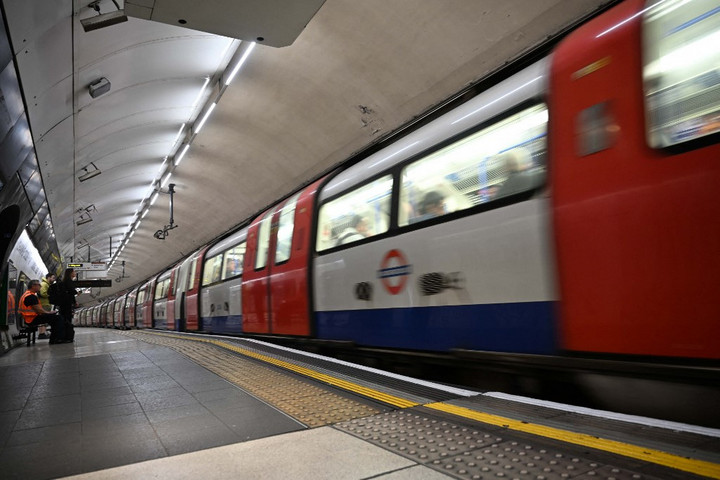 Jelentős fennakadások a londoni metrósztrájk első teljes napján