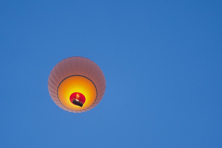 Utasok szeme láttára zuhant ki egy férfi a hőlégballonból