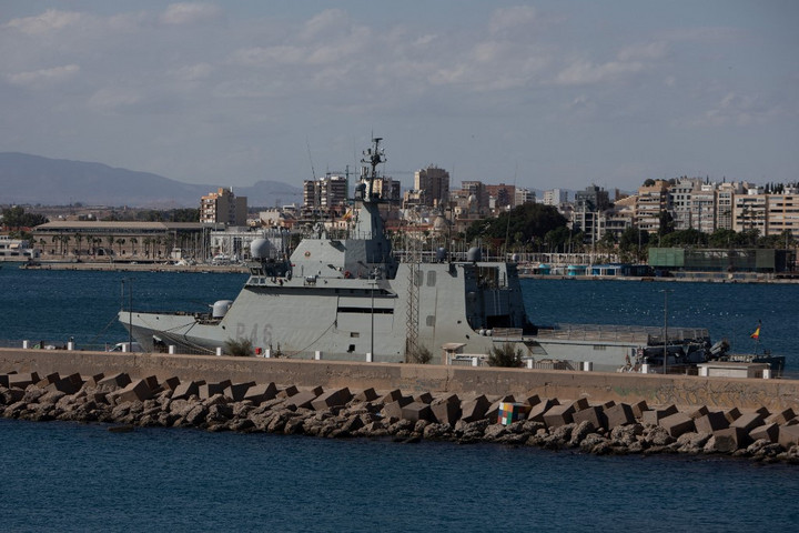 Spanyol hadihajó védi a gázai segélyflottát