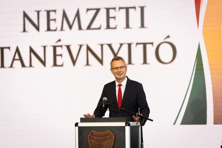 Fotó: Facebook/Rétvári Bence Minden kész, induljon a suli!