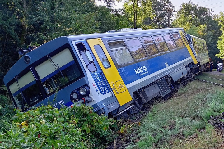 Kisiklott egy vonat több kocsija Magyarkútnál