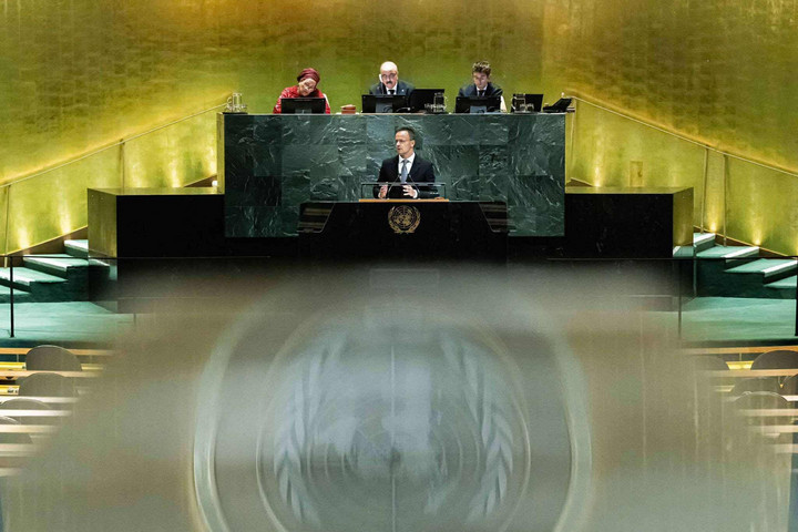 Fotó: Facebook/Szijjártó Péter Az emberiség a veszélyek korában él