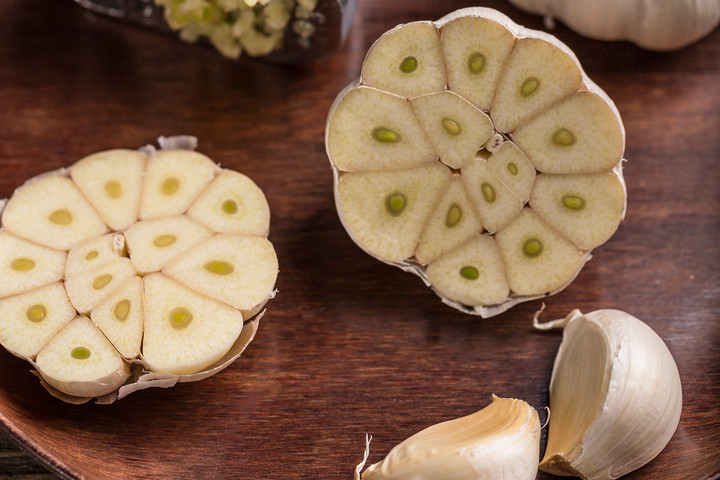 Miért érdemes kipróbálni otthon a fokhagyma áztatását