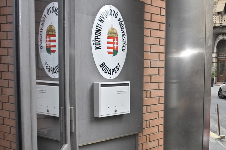 A feldühödött nő robogóval támadta meg az ügyészség épületét
