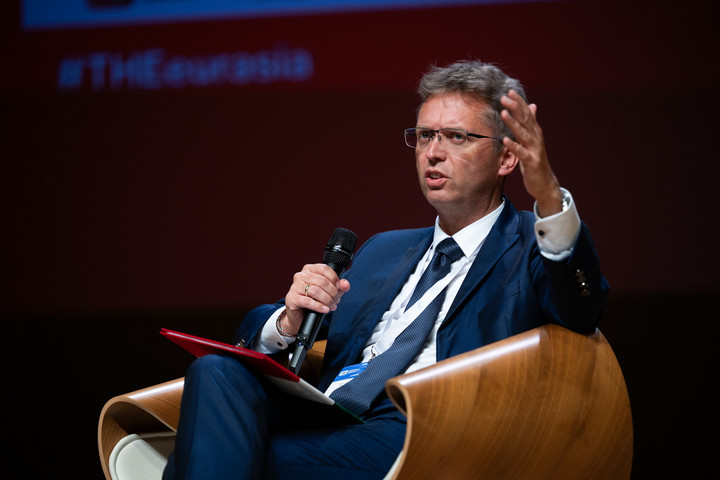 Hankó Balázs: Mi ott hagyjuk a családoknál a forrásokat