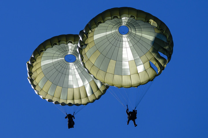 Fotó: MTI/Vasvári Tamás Ejtőernyős gyakorlattal folytatódott az Adaptive Hussars 2025