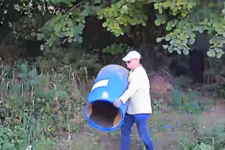 Fotó: Police.hu Múanyag hordón próbáltak bejutni egy lakásba a győri tolvajok