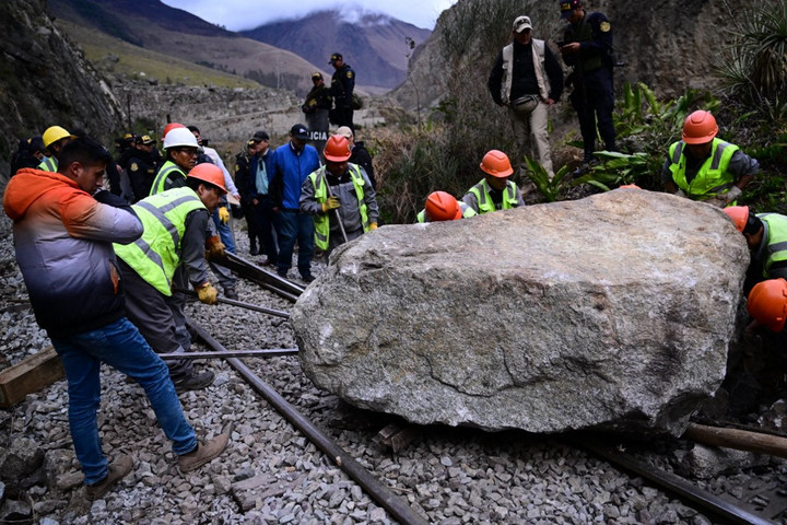 Egyernégyszáz turistát menekítettek ki a perui Machu Picchuból