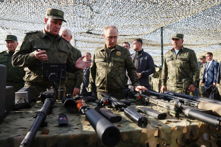 Fotó: MIKHAIL METZEL / POOL / AFP Putyin katonai egyenruhában