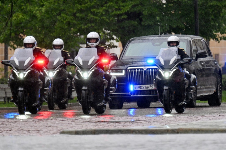 Fotó: AFP/Pool/Ramil Sitdikov Aurus Senat fuvarozta az orosz és az indiai vezetőt