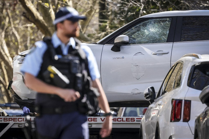 Fotó: AFP/David Gray Sydney-ben az orosz főkonzulátus épületébe hajtottak