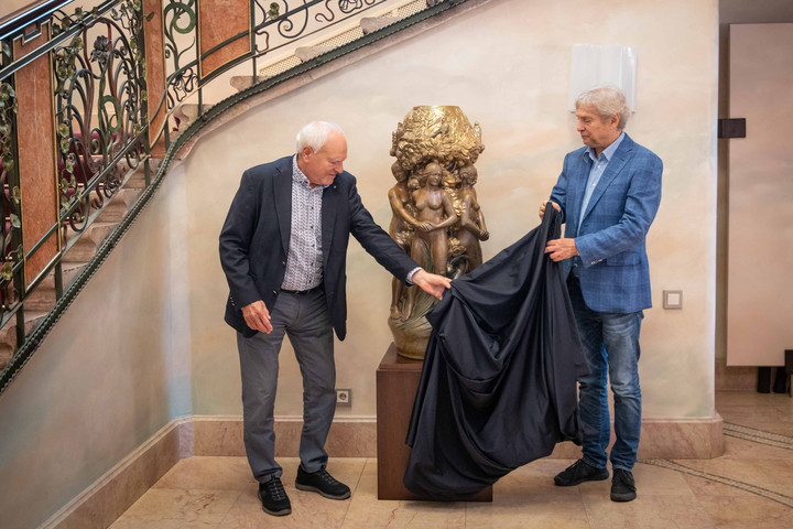 Fotó: Gordon Eszter/Astoriagency Különleges értékű Zsolnay óriásvázát hoztak haza Magyarországra