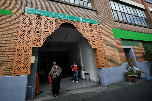 Külföldiek helyezték el a disznófejeket a Párizs környéki mecsetek előtt