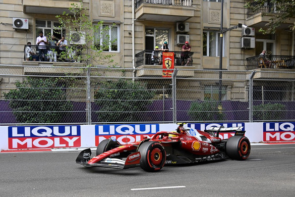 Hamilton vezérletével Ferrarik az élen a második szabadedzésen