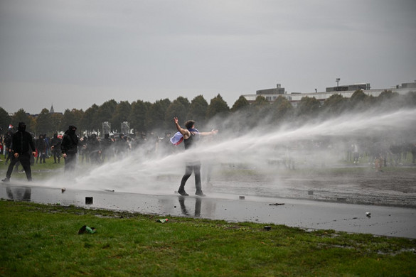 Bevándorlásellenes tüntetőkre csapott le a holland rendőrség