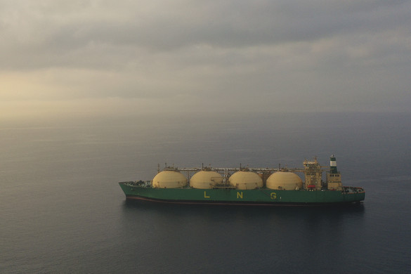 Betiltja az orosz LNG-szállításokhoz kapcsolódó szolgáltatásokat az Egyesült Királyság