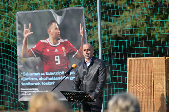 Fotó: MTI/Bruzák Noémi Műfüves focipályát adtak át a hallássérültek budapesti tanintézetében