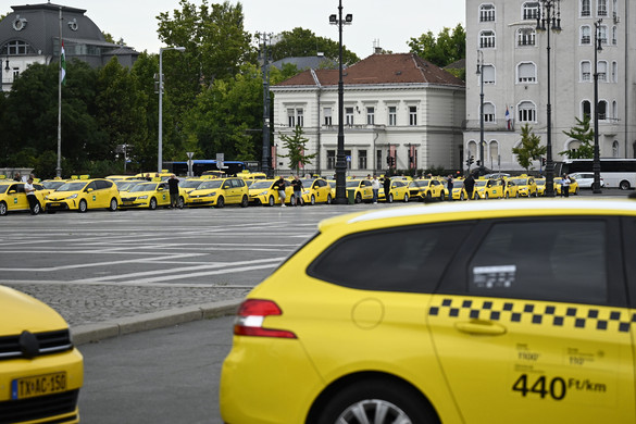 Taxis tüntetés a Városházánál és a Hősök terén