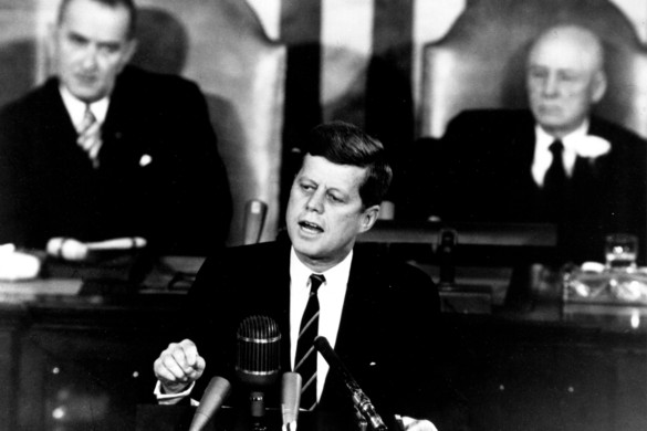 Rés nyílt az idő szövetén? 100 év különbséggel félelmetes hasonlóságok