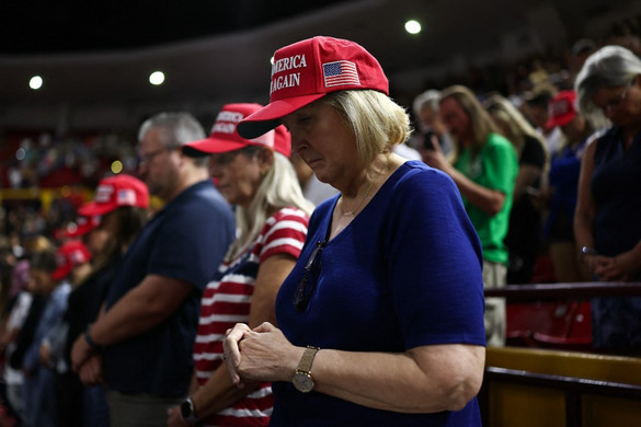 Gyertyagyújtás és ima: Charlie Kirk-re emlékeztek Amerikában