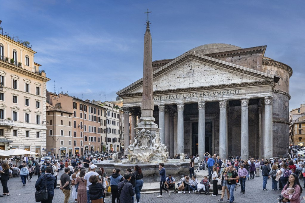 Turista zuhant le a Pantheon tetejéről