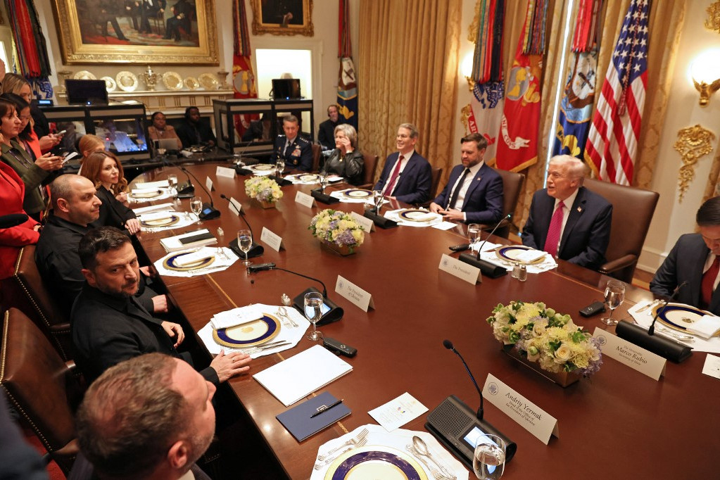 Fotó: AFP/Tom Brenner Donald Trump (2. j) amerikai elnök fogadta Volodimir Zelenszkij ukrán elnököt (2. b) a Fehér Ház kabinettermében, Washingtonban, 2025. október 17-én