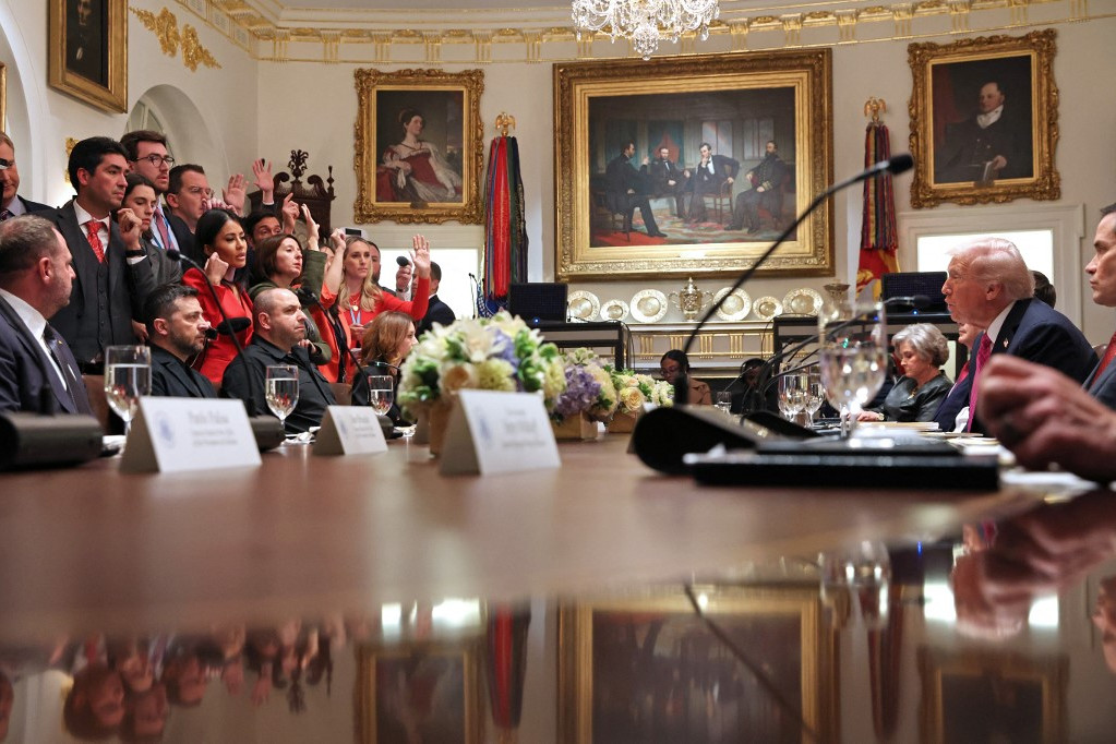 Fotó: AFP/Tom Brenner Donald Trump (j) amerikai elnök fogadta Volodimir Zelenszkij ukrán elnököt (b) a Fehér Ház kabinettermében, Washingtonban, 2025. október 17-én