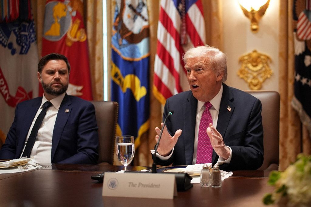 Fotó: AFP/Getty Images/Getty Images North America/Andrew Harnik Donald Trump (j) amerikai elnök, J. D. Vance (2. j) amerikai alelnök fogadta Volodimir Zelenszkij ukrán elnököt a Fehér Ház kabinettermében, Washingtonban, 2025. október 17-én