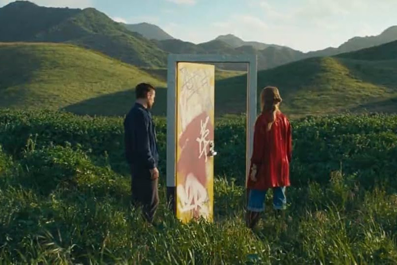 Fotó: mafab.hu David (Colin Farell) és Sarah (Margot Robbie) egy újabb varázskapunál