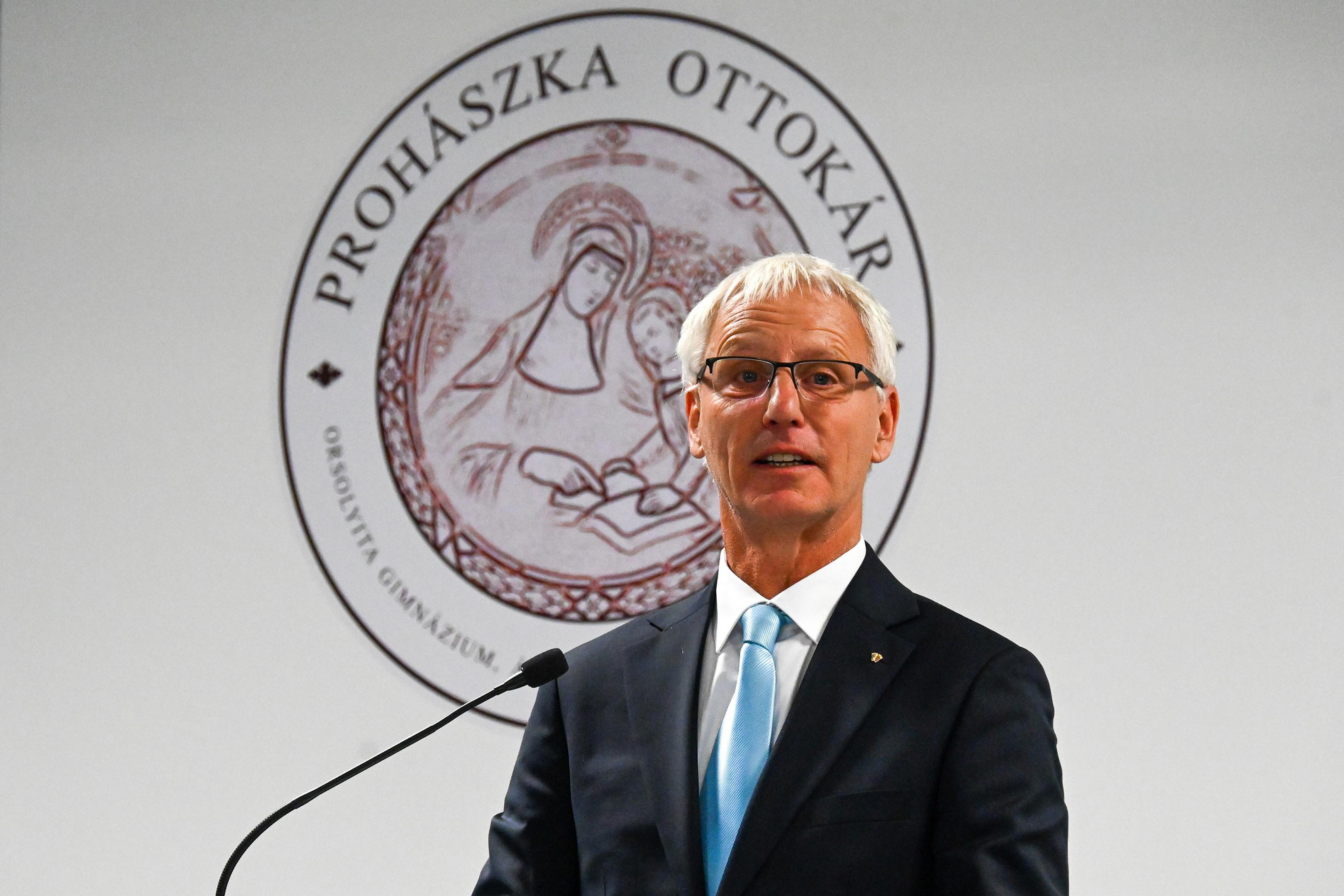 Soltész Miklós, a Miniszterelnökség egyházi és nemzetiségi kapcsolatokért felelős államtitkára köszöntőt mond a Győri Egyházmegye fenntartásában működő győri Prohászka Ottokár Orsolyita Gimnázium, Általános Iskola és Óvoda felújított épületének átadásán 2025. október 3-án. A felújítására pályázatokon 8,3 milliárd forintot nyert el a a győri egyházmegye