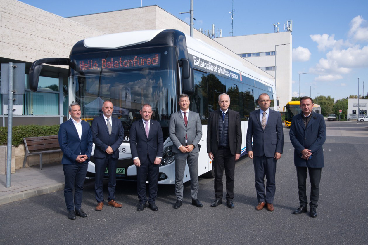 Három Ikarus 120e típusú e-busz zöldíti a helyi közlekedést Balatonfüreden
