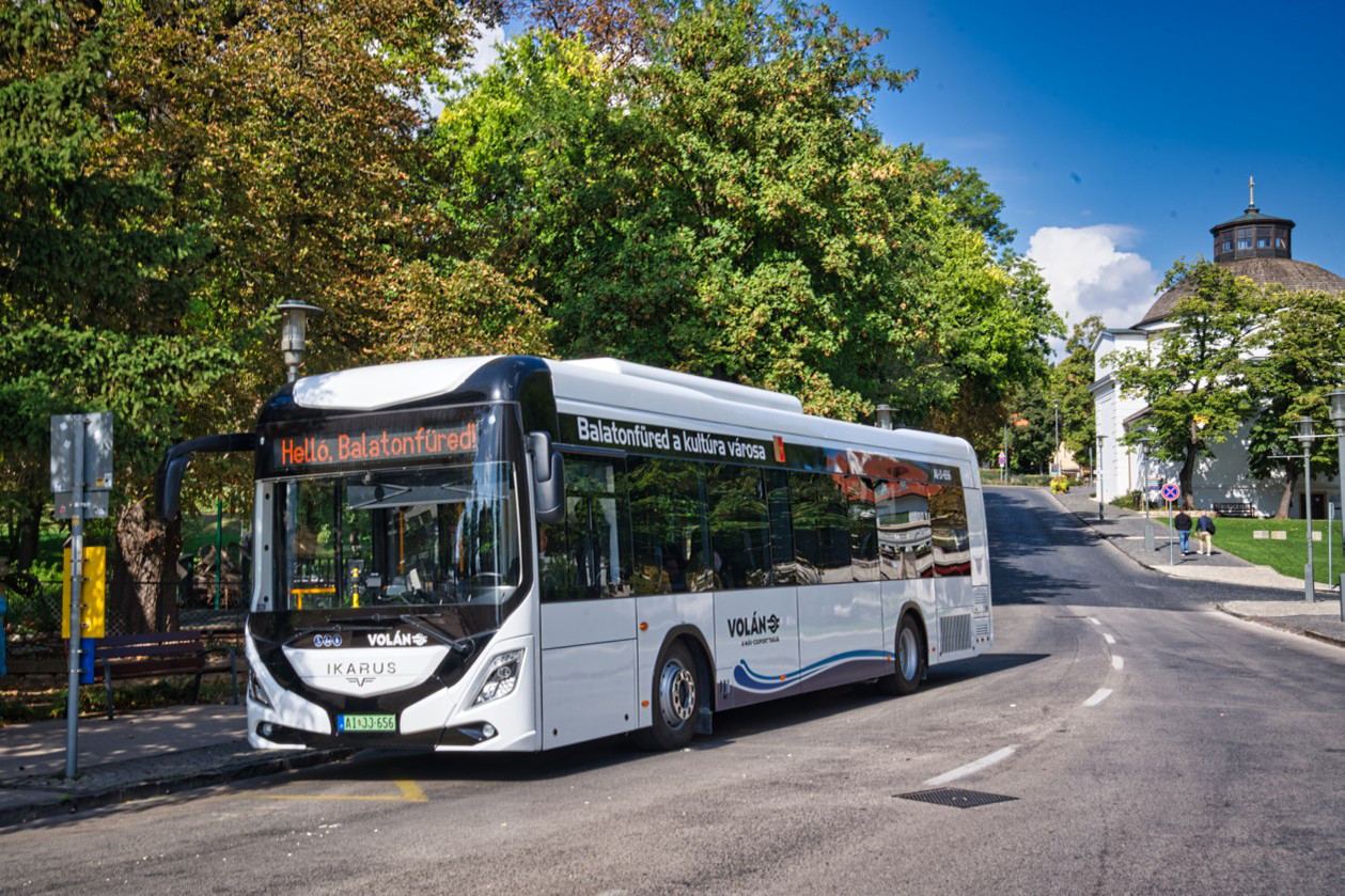 Három Ikarus 120e típusú e-busz zöldíti a helyi közlekedést Balatonfüreden