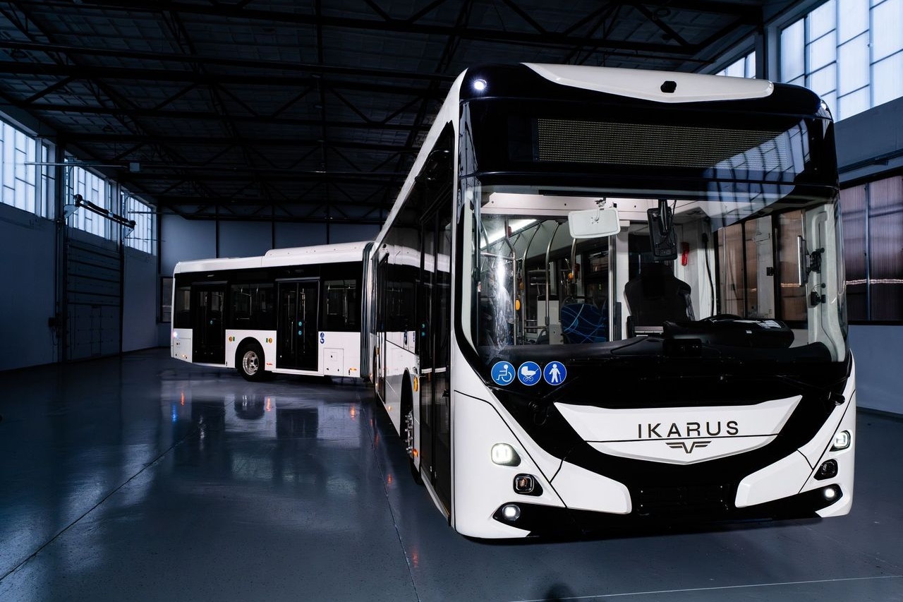 Az Ikarus 180e elektromos csuklós busz óriás mérete mellett könnyen és biztonságosan veszi be a kanyarokat. is