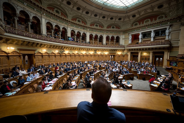 Védelmi kiadások miatt adóemelés