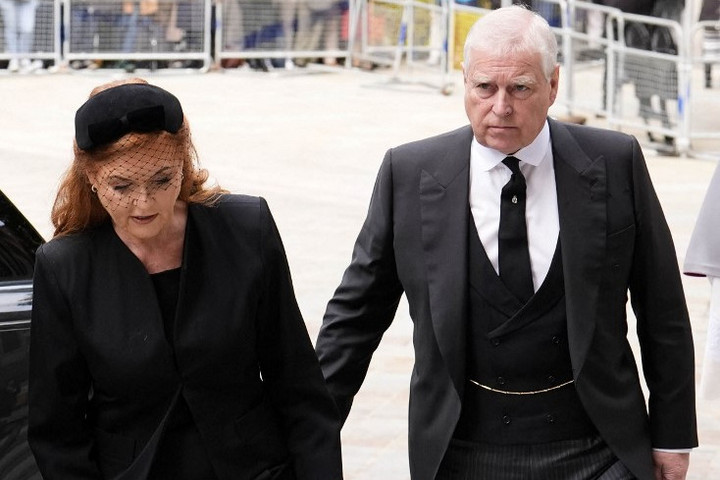 Fotó: AFP/Pool/Jordan Pettitt Sarah Ferguson tétlenül állt a kegyvesztett András herceg előtt