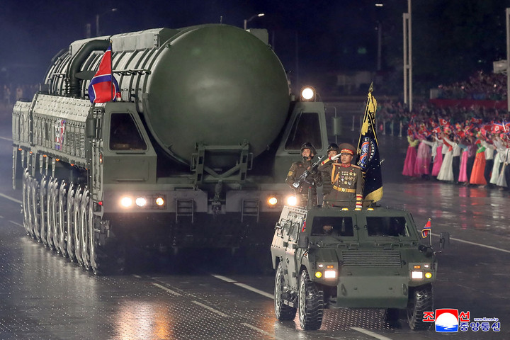 Fotó: STR / KCNA VIA KNS / AFP Új interkontinentális rakéta tűnt fel