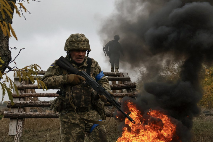 Fotó: AFP/65th Mechanized Brigade of Ukrainian Armed Forces/Andriy Andriyenko Gőzerővel evakuálnak az ukránok