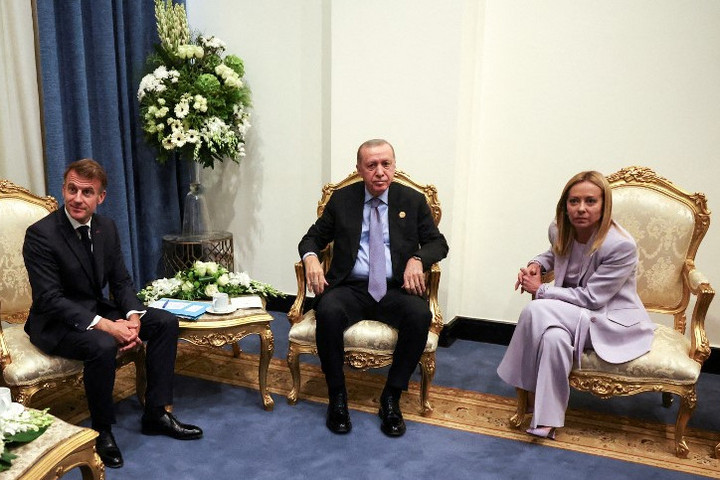 Fotó: AFP/Pool/Suzanne Plunkett Hihetetlen párbeszéd Meloni és Erdoğan között