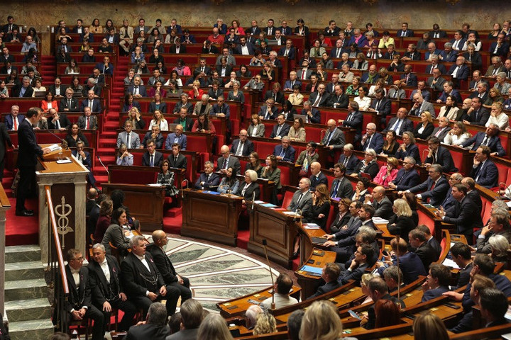 Meghiúsult a bizalmatlansági indítvány Franciaországban