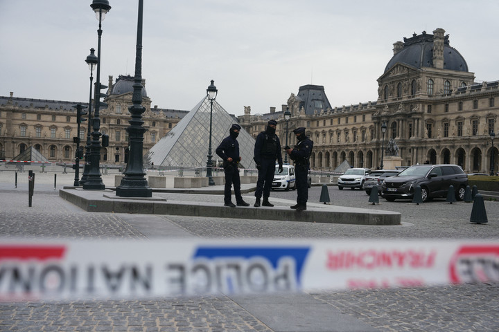 Fotó: AFP/Dimitar Dilkoff Letartóztatták a Louvre-rablás két gyanúsítottját