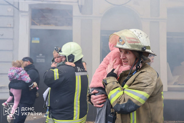 Fotó: AFP/Handout/Ukrainian Emergency Service Ismét rakétatámadás érte Ukrajna több térségét, köztük Kijevet