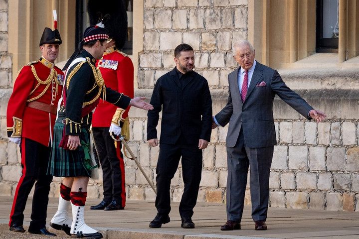Fotó: Credit Aaron Chown / POOL / AFP Károly király fogadta Zelenszkijt